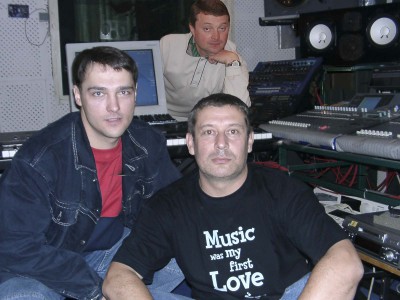 Ju._Shatunov,_B._Rozhanskij_i_zvukorezhissjor_Andrej_Volchenkov_v_studii_zvukozapisi_Asia_Records.jpg