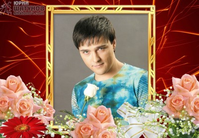 Юра среди роз.jpg