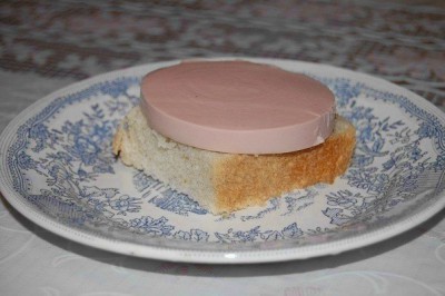 buterbrod_s_varenoy_kolbasoy_na_tarelke.jpg